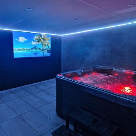 Short Stopzzz & Indoor Hot Tub Manchester Exterior photo