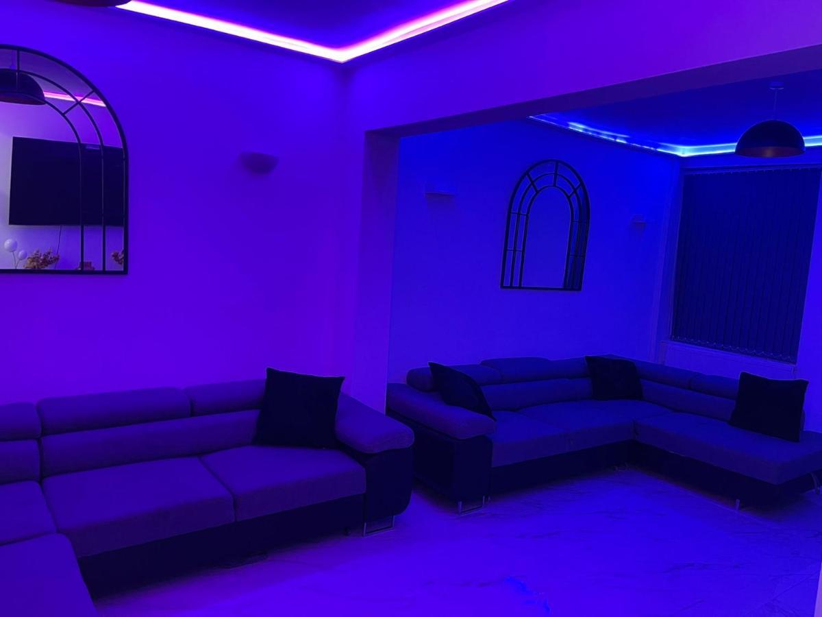 Short Stopzzz & Indoor Hot Tub Manchester Exterior photo