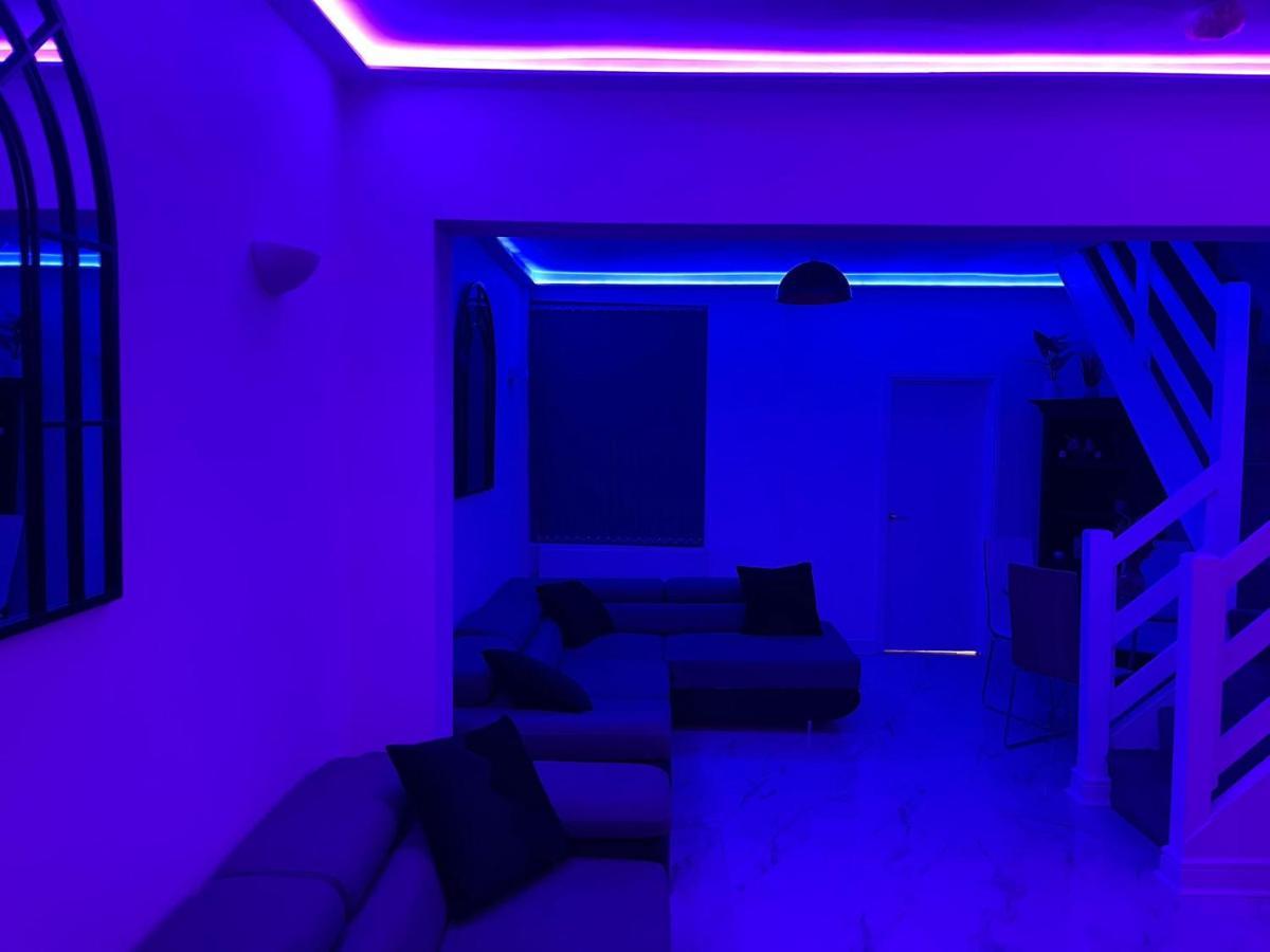 Short Stopzzz & Indoor Hot Tub Manchester Exterior photo