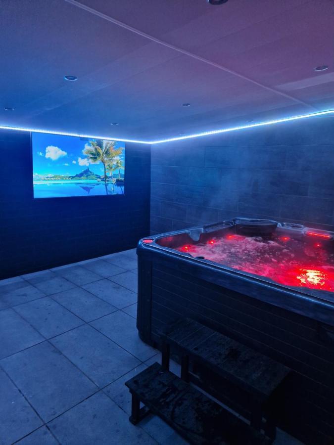 Short Stopzzz & Indoor Hot Tub Manchester Exterior photo
